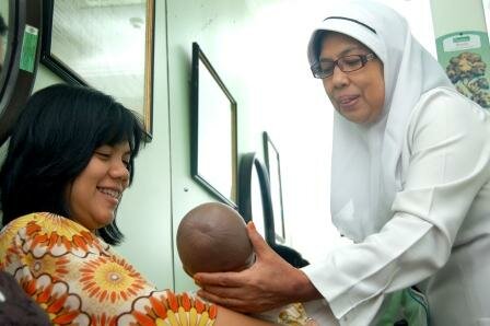 Bidan Berperan Penting Turunkan AKI dan AKB
